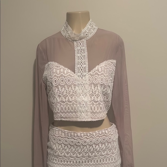 Elegant White Lace 2 piece Skirt Set- size L - Picture 3 of 6